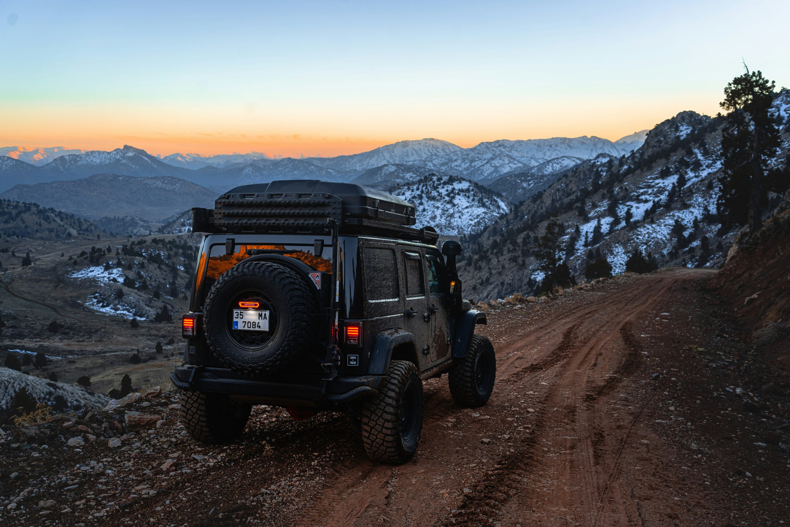 Top 10 Must-Have Overlanding Essentials for Beginners: Gear You Can’t Skip